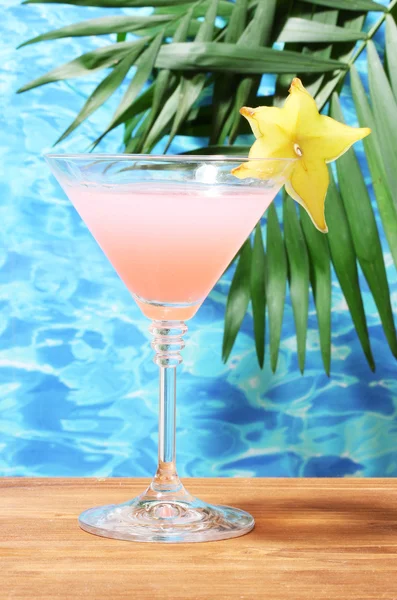 Glas Cocktail auf blauem Meeresgrund — Stockfoto