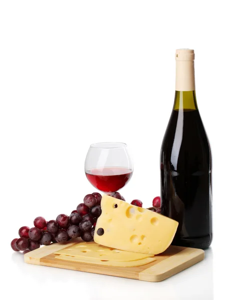 Bottiglia di grande vino con bicchiere da vino e formaggio isolato su bianco — Foto Stock