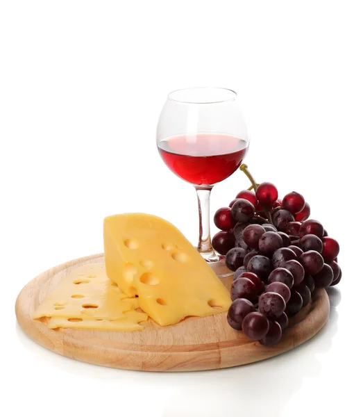 Víno ve sklenici s vínem a sýrem izolované na bílém — Stock fotografie