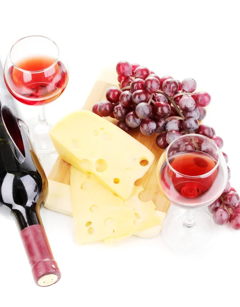 Бутылка отличного вина с бокалами и сыром на белом — стоковое фото