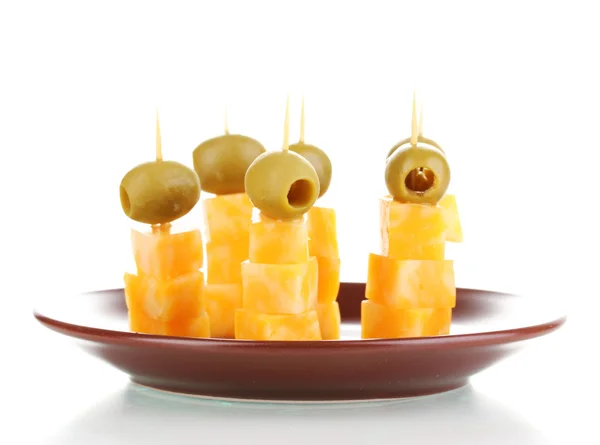 白で隔離される皿の上のチーズ カナッペ — ストック写真