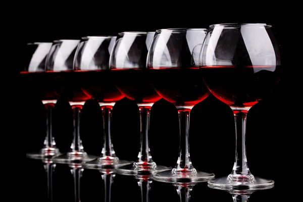 Wijnglazen geïsoleerd op zwart — Stockfoto