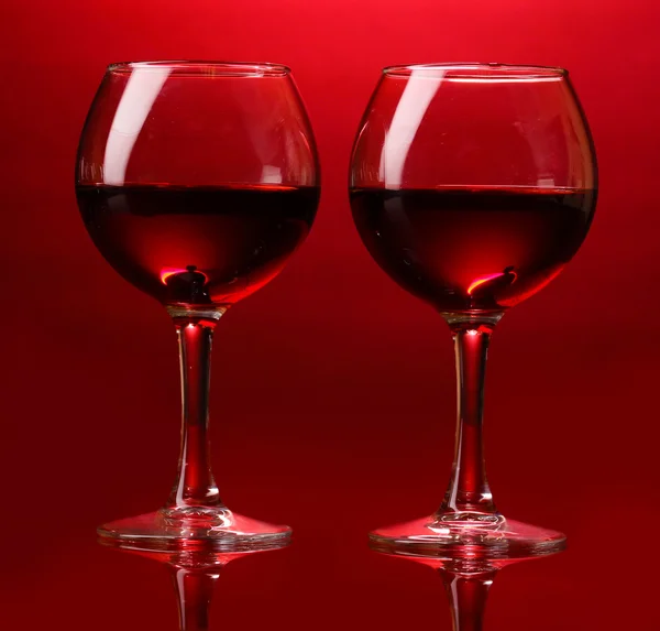 红色背景上个酒杯 — 图库照片