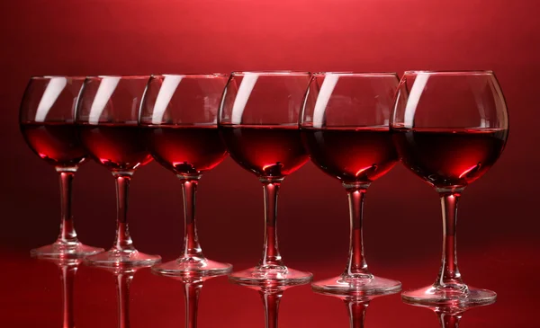 Bicchieri da vino su sfondo rosso — Foto Stock