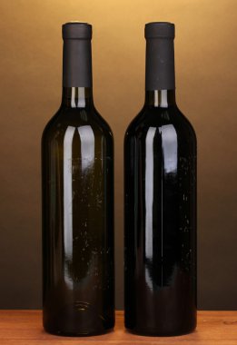 kahverengi zemin üzerine ahşap masa üzerinde büyük şarap şişeleri