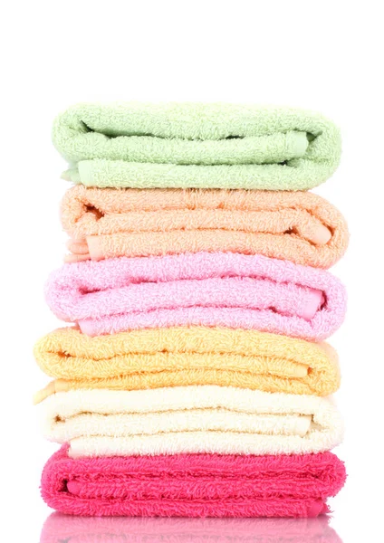 Kolorowe ręczniki na białym tle — Zdjęcie stockowe