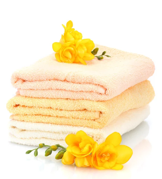 Bunte Handtücher und Blumen isoliert auf weiß — Stockfoto