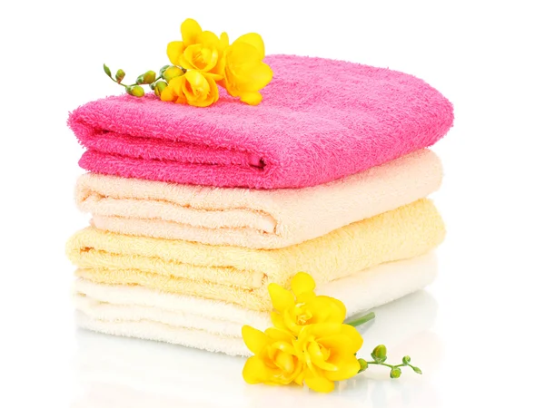 Kolorowe ręczniki i kwiaty na białym tle — Zdjęcie stockowe