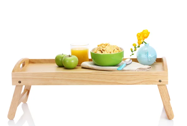 Легкий сніданок на дерев'яному підносі ізольовано на білому — стокове фото