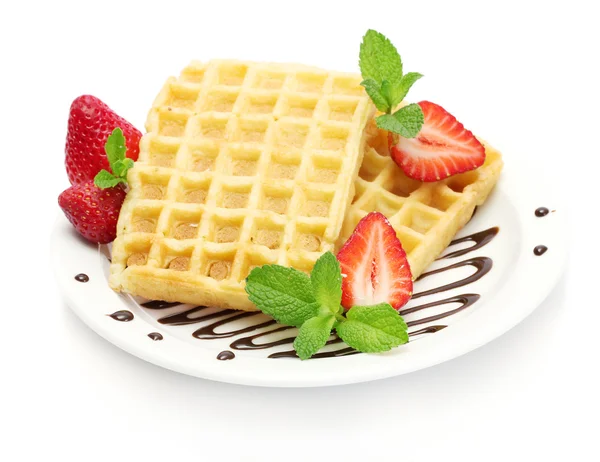 Belçika waffle çilek ve nane plaka üzerinde beyaz izole — Stok fotoğraf