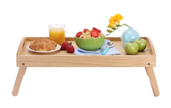 Lekkie śniadanie na drewnianej tacy na białym tle — Zdjęcie stockowe