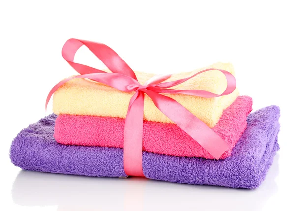 Красочные полотенца с лентой изолированы на белом — стоковое фото