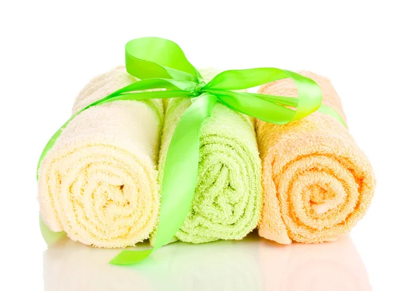 Kleurrijke handdoeken met lint geïsoleerd op wit — Stockfoto
