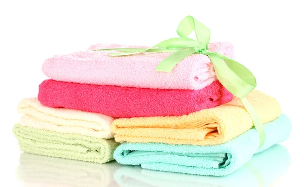 Bunte Handtücher mit Band isoliert auf weiß — Stockfoto