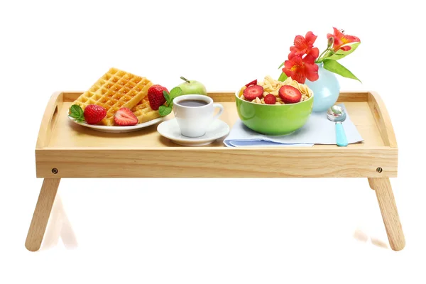 Lätt frukost på trä bricka isolerad på vit — Stockfoto