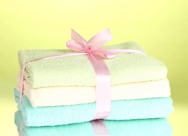 多彩毛巾与绿色背景丝带 — 图库照片