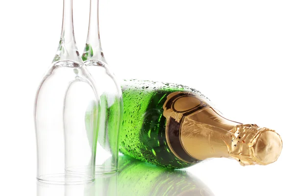 Bir şişe şampanya ve üzerinde beyaz izole kadehler — Stok fotoğraf