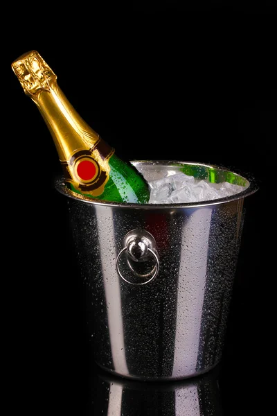 Botella de champán en cubo aislado sobre negro — Foto de Stock