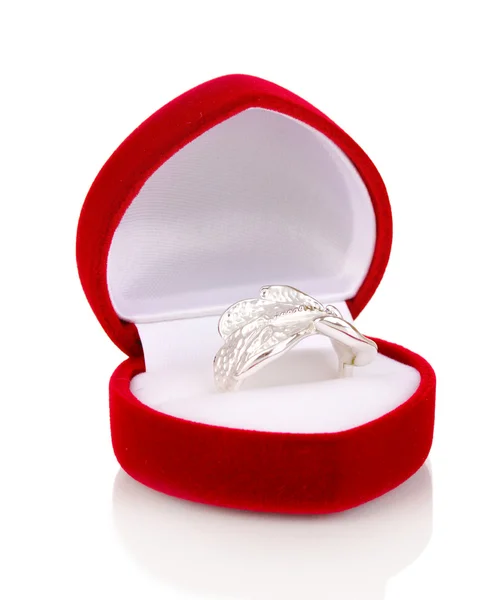 Stříbrný prsten s jasnou krystaly v poli červeném sametu izolované na bílém — Stock fotografie