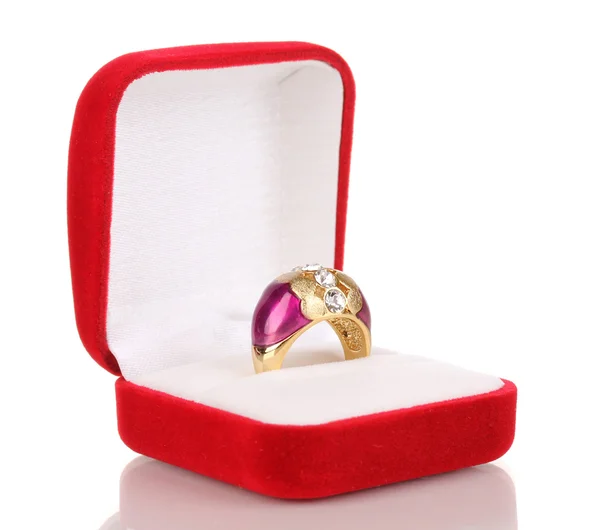 Золотое кольцо с рисунком розовой отделки и прозрачные кристаллы в красной бархатной коробке изолированы на белом — стоковое фото