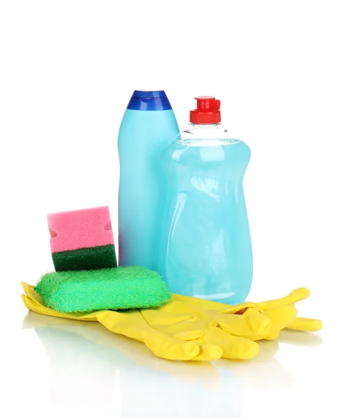 Жидкости для мытья посуды с перчатками и губкой, изолированные на белом — стоковое фото