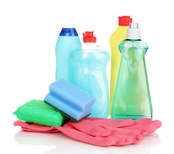 Detergentes com luvas e esponjas isoladas sobre branco — Fotografia de Stock