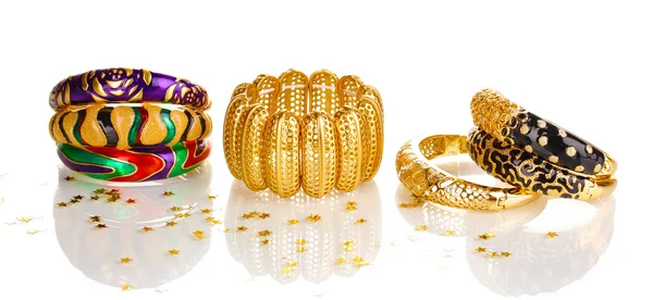 Elegante e moda pulseiras douradas isoladas no fundo branco — Fotografia de Stock