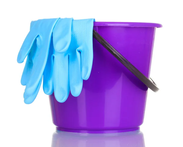 Emmer en handschoenen voor het reinigen van geïsoleerd op wit — Stockfoto