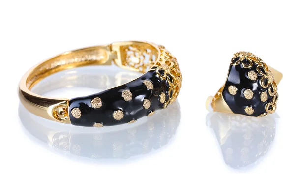 Piękne złote bransoletki i pierścień na białym tle — Zdjęcie stockowe