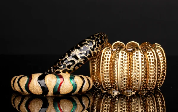 Vackra gyllene armband isolerad på svart bakgrund — Stockfoto