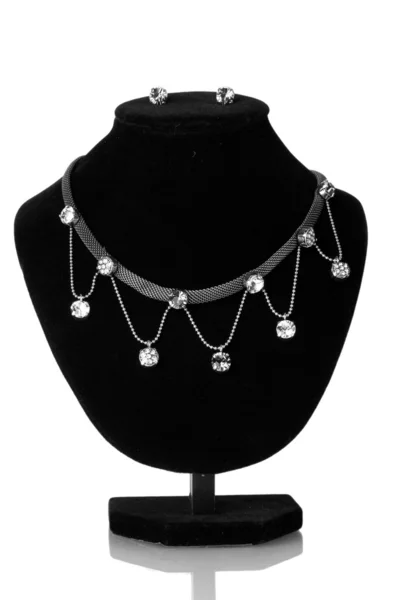 Krásný stříbrný náhrdelník a náušnice na figuríně izolovaných na bílém — Stock fotografie