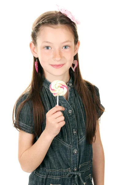 Porträtt av vacker liten flicka med lollipop isolerad på vit — Stockfoto
