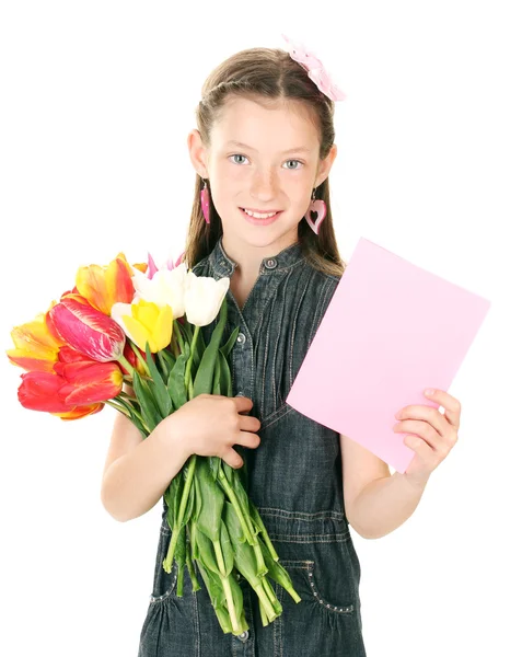 Портрет красивой маленькой девочки с тюльпанами и открыткой, изолированный на белом — стоковое фото
