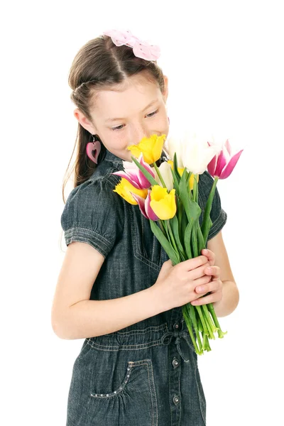 Ritratto di bella bambina con tulipani isolati su bianco — Foto Stock
