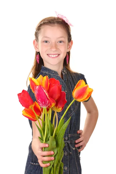 Porträt der schönen kleinen Mädchen mit Tulpen isoliert auf weiß — Stockfoto