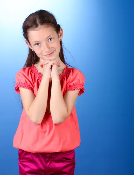 Porträt des schönen kleinen Mädchens auf blauem Hintergrund — Stockfoto