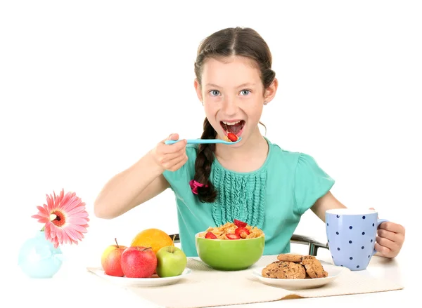 Kleine schöne Mädchen frühstücken auf weißem Hintergrund — Stockfoto
