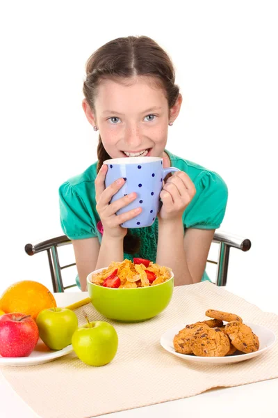 Piękne dziewczynki zjeść śniadanie na białym tle — Zdjęcie stockowe