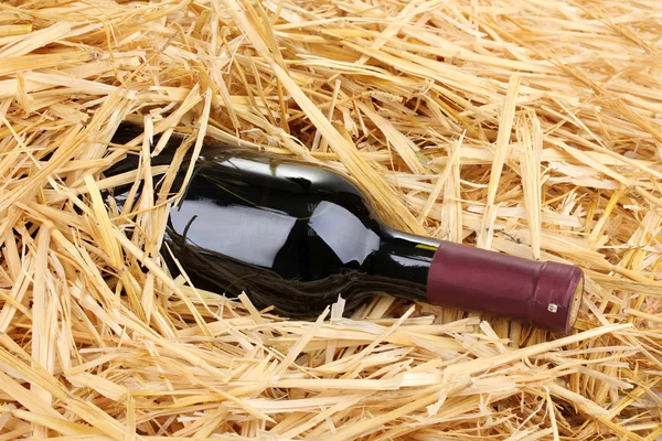 Бутылка отличного вина на сене — стоковое фото