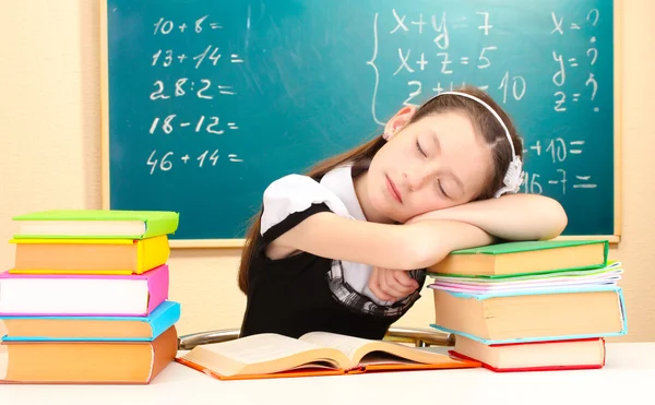 Μικρή μαθήτρια κοιμηθήτε τάξη κοντά μαυροπίνακα — Φωτογραφία Αρχείου