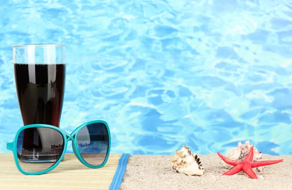 Stranden sammansättningen av fashionabla kvinnors solglasögon och en uppfriskande drink — Stockfoto