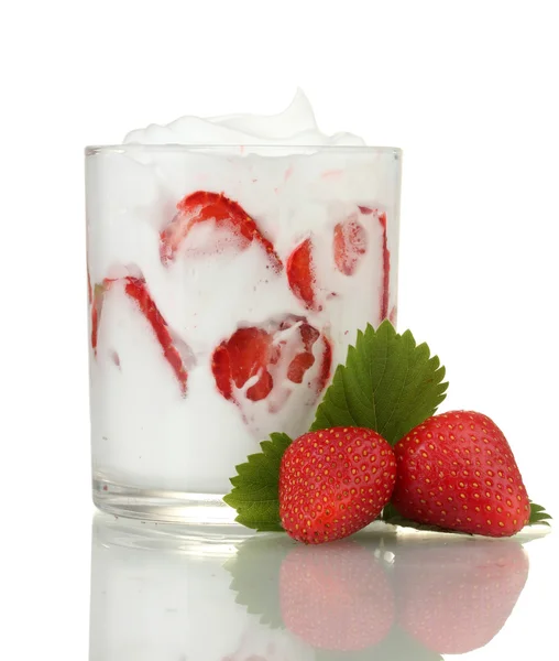 Lekkere yoghurt in glas en aardbeien op witte geïsoleerd — Stockfoto