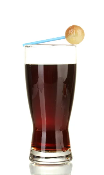 Lutscher mit einem Geschmack von Cola mit einem Glas Cola isoliert auf weiß — Stockfoto