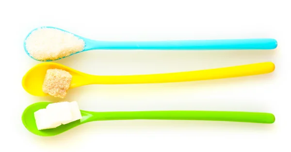 Φωτεινά πολύχρωμα κουτάλια με διαφορετικά είδη ζάχαρης που απομονώνονται σε λευκό — Φωτογραφία Αρχείου