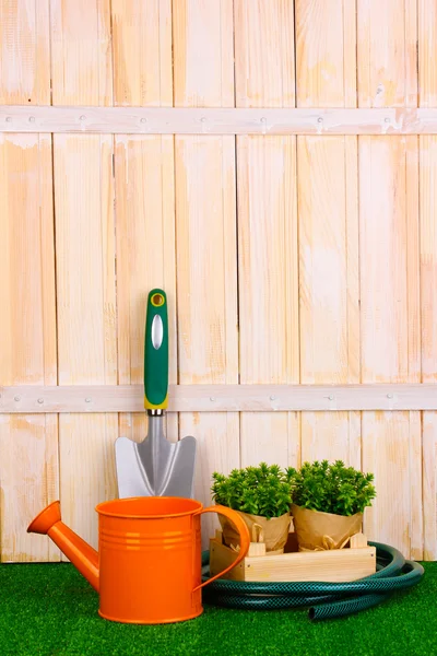 Gartengeräte auf Holzgrund — Stockfoto