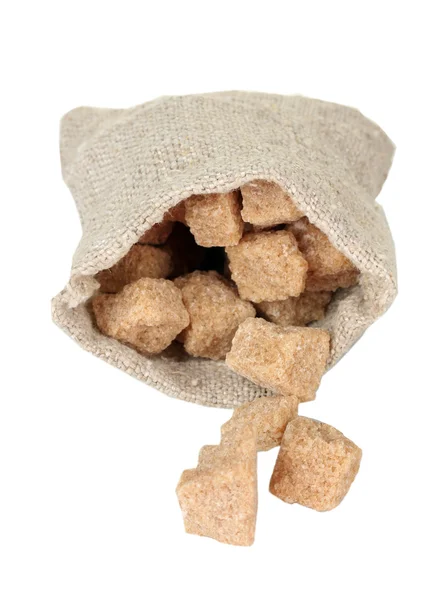 Pytel s hnědý třtinový cukr kostky izolovaných na bílém detail — Stock fotografie