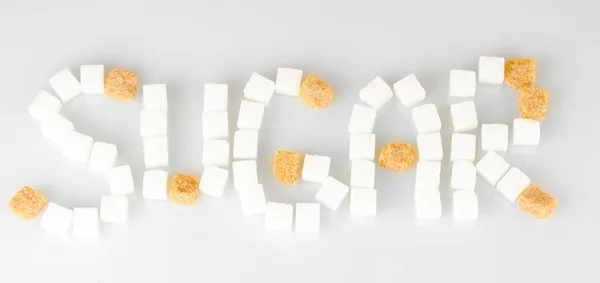 Os pedaços de inscrição de açúcar em um fundo branco close-up — Fotografia de Stock