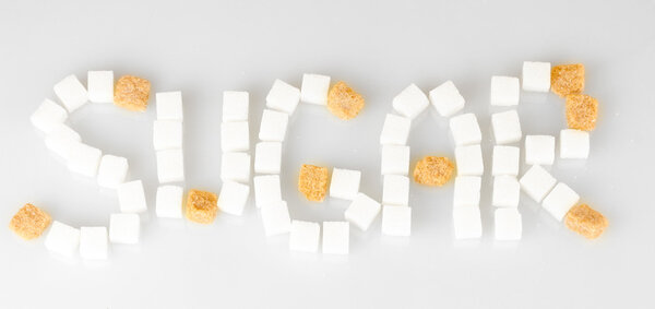Надпись куски сахара на белом фоне крупным планом
