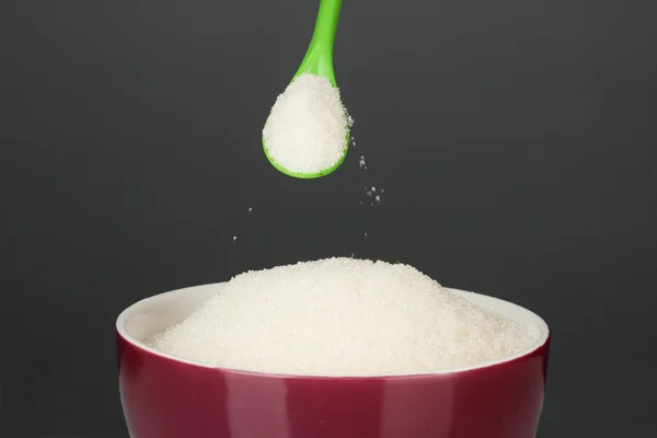화려한 그릇 가득 흰 설탕의 밝은 회색 배경 클로즈업 숟가락 — 스톡 사진