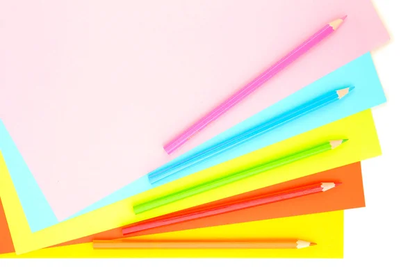 Crayons de couleur isolés sur blanc — Photo